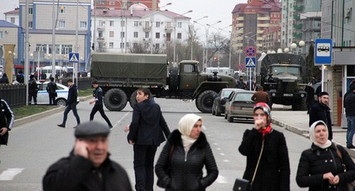 Военная техника на улицах Грозного. Фото Ахмеда Альдебирова для "Кавказского узла"