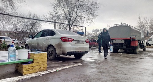 Жители Кизляра набирают питьевую воду из водовоза. 17 января 2020 года. Фото Расула Магомедова для "Кавказского узла"