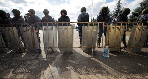 Сотрудники силовых структур во время митинга в Магасе. Октябрь 2018 г. Фото: REUTERS/Maxim Shemetov