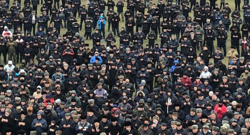 Митинг чеченцев-аккинцев на окраине села Новокули Новолакского района Дагестана. Фото Султана Касимова, предоставленное им "Кавказскому узлу".