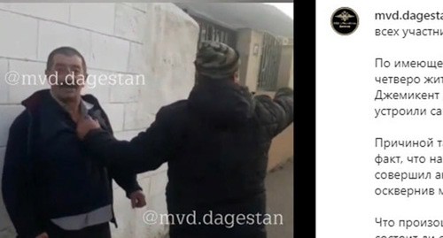 Самосуд в дагестанском селе Джемикент. Стоп-кадр видео https://www.instagram.com/p/B9mAbODKOTp/