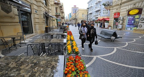 Жители города Баку в защитных масках. Фото Азиза Каримова для "Кавказского узла"