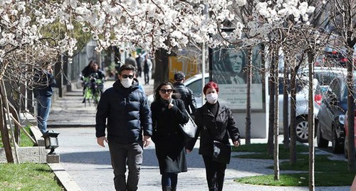 Жители Еревана в защитных масках на улицах города. Март 2020 года. Фото: Hayk Baghdasaryan/Photolure via REUTERS