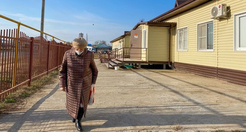 Пожилая женщина около амбулатории в Астраханской области. Фото Нина Попова  https://bloknot-astrakhan.ru/news/42-medrabotnika-narimanovskoy-polikliniki-otpravle-1219971?utm_source=yxnews&utm_medium=desktop&utm_referrer=https%3A%2F%2Fyandex.ru%2Fnews