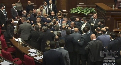 Драка в парламенте Армении. Скриншот видео канала Parliament of Armenia https://www.youtube.com/watch?v=fvSLd2aH2DY&feature=youtu.be