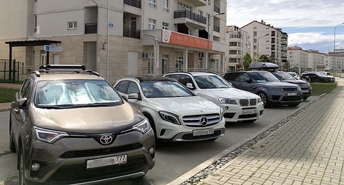 Автомобили с номерами Москвы, Московской области и Санкт-Петербурга в Олимпийском парке Сочи. 9 мая 2020 года. Фото Анны Грицевич для "Кавказского узла".