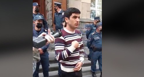 Акция протеста у здания Центробанка Армении/ Скриншот видео https://web.facebook.com/watch/live/?v=265433141274134&ref=watch_permalink