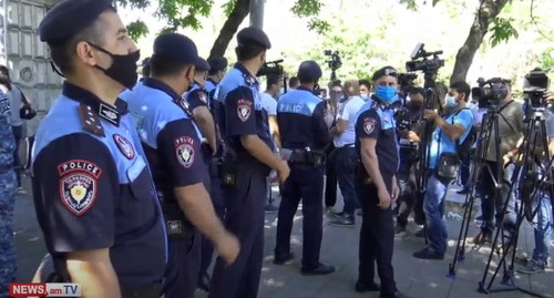 Сотрудники полиции на акции протеста в Ереване 14 июня, скриншот видео канала 
NEWS AM
 https://www.youtube.com/watch?time_continue=2&v=q0IRXrDQ89s&feature=emb_logo