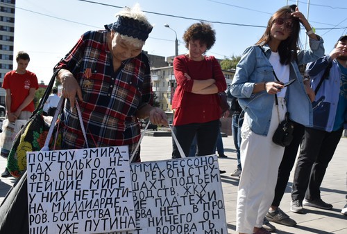 Сторонница КПРФ с плакатами в поддержку Бессонова. Ростов-на-Дону, 20 сентября 2020 года. Фото Константина Волгина для "Кавказского узла".