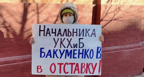 Зоозащитница проводит одиночный пикет у здания администрации Астраханской области. 20 ноября 2020 года. Фото Алены Садовской для "Кавказского узла"