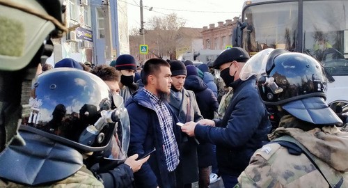 Задержание мусульман и проверка документов на выходе из Красной мечети в Астрахани. 27 ноября 2020 года. Фото Алены Садовской для "Кавказского узла"