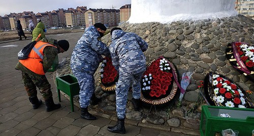 Возложение венков к памятнику. Элиста, 29 декабря 2020 г. Фото Бадмы Бюрчиева для "Кавказского узла"