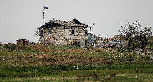 Азербайджанский флаг на одном из разрушенных зданий в Физули.  Фото Азиза Каримова для "Кавказского узла"