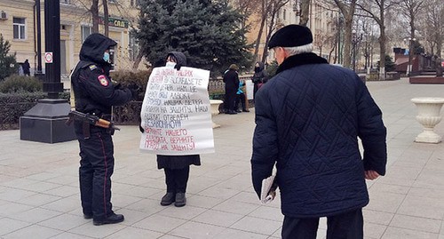 Зайнаб Рабаданова на пикете в Махачкале с требованием вернуть право на защиту своему племяннику Гасану Курбанову. 12 февраля 2021 г. Фото Расула Магомедова для "Кавказского узла"