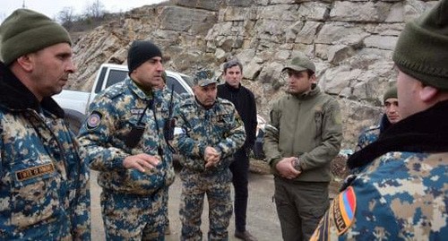 Передача останков погибшего армянской стороне. Фото: Государственная служба по чрезвычайным ситуациям  Нагорного Карабаха. http://www.rs-nkr.am/content.php?contid=2708&fbclid=IwAR1J7DThgb59iaes7XhuGU0bF0i01IeCZpSZ2peS0cqPn765Hj7YNM9aTYc