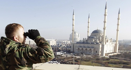 Сотрудник силовых структур. Грозный. Фото: REUTERS/Eduard Korniyenko