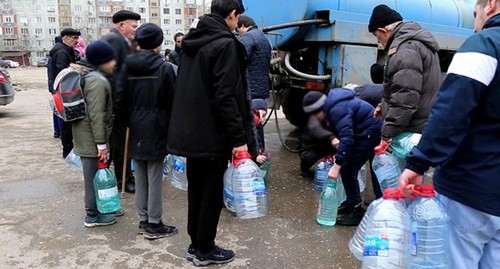 Раздача воды в Махачкале. 17 марта 2021 года. Фото: официальный сайт Махачкалы https://mkala.ru/