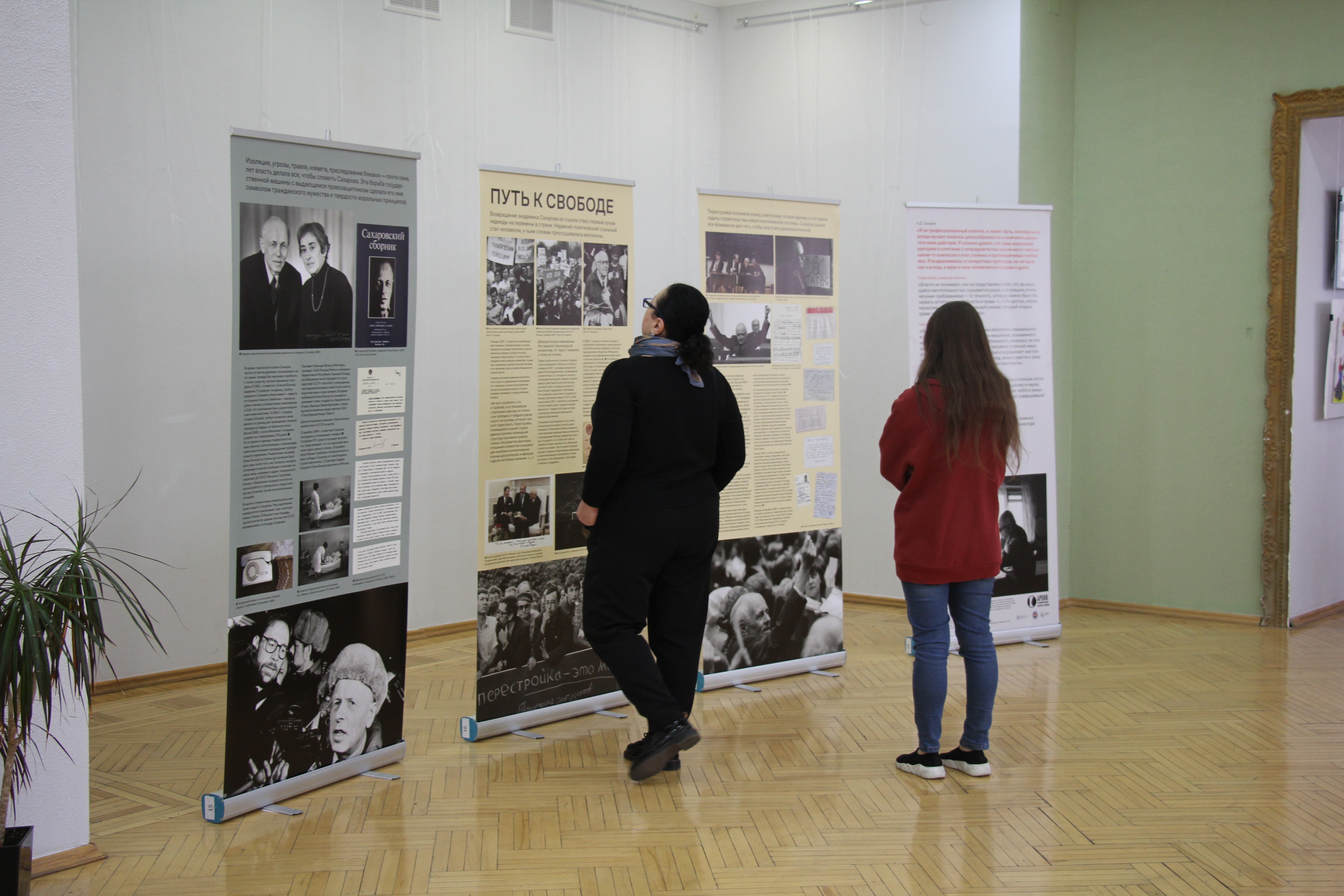 Посетители выставки к 100-летию академика Сахарова во Владикавказе. Фото Тамары Агкацевой для "Кавказского узла"