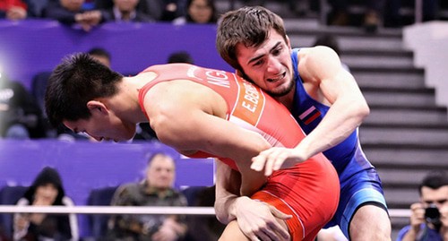 Поединок борцов. Фото пресс-службы федерации борьбы Дагестана http://wrestdag.ru/news/ru/news/abasgadzhi_magomedov_luchshij_borec_mesjaca1/