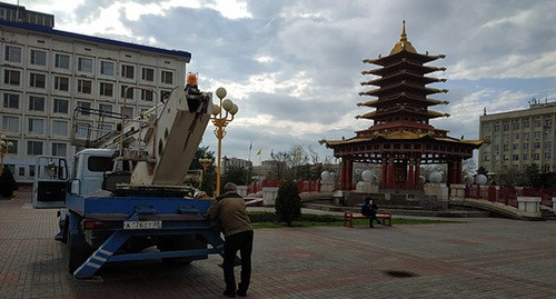 На территории "Пагоды семи дней" ведутся ремонтные работы. Элиста, 21 апреля 2021 г. Фото Бадмы Бюрчиева для "Кавказского узла"