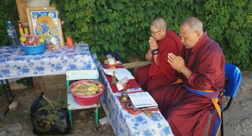 Буддийские монахи перед началом съезда совершили ритуал "для устранения препятствий". Элиста, 29 мая. Фото Бадмы Бюрчиева для «Кавказского узла».