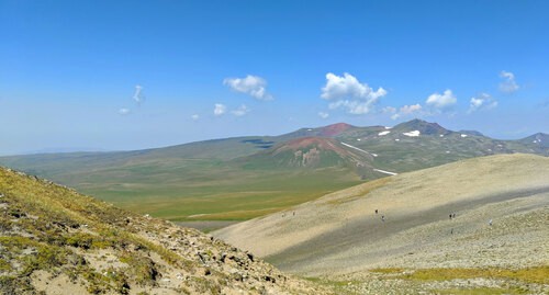 Гегаркуникская область Армении.  Фото 
Согомон Матевосян - https://commons.wikimedia.org/wiki/Category:Gegharkunik_Province#/media/File:-Mets_Spitakasar_S-N_02.jpg