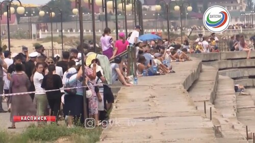 Зрители парада в Каспийске 25 июля 2021 года. Стопкадр из видео на странице РГВК «Дагестан» в Instagram. https://www.instagram.com/p/CRwXKlpqagD/