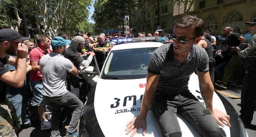 Протестующие на акции в Тбилиси 05.07.21. Фото: REUTERS/Irakli Gedenidze