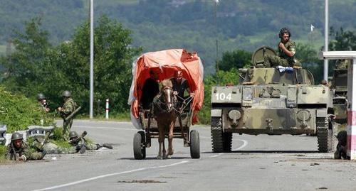 Российские солдаты контролируют мост на реке Ингури 19 августа 2008 г. Фото REUTERS / Umit Bektas 