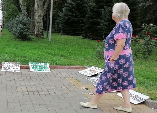 Прохожая читает плакаты Владимира Тельпука. Волгоград, 15 августа 2021 года. Фото Татьяны Филимоновой для "Кавказского узла".