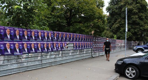 Металлический забор в несколько десятков метром, ограждающий территорию под строительство, полностью обклеен агитационными плакатами. Тбилиси, сентябрь 2021 г. Фото Инны Кукуджановой для "Кавказского узла"