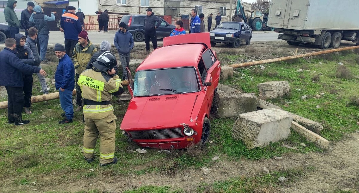 Место аварии в селе Шаумян. Фото: пресс-служба ГУ МЧС по Дагестану https://05.mchs.gov.ru/deyatelnost/press-centr/operativnaya-informaciya/4597394