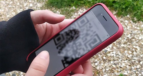 Телефон с QR-кодом на экране. Фото Нины Тумановой для "Кавказского узла"