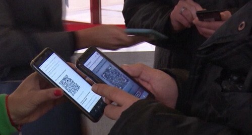 Проверка QR-кодов. Стопкадр видео https://www.ntv.ru/novosti/2636681/