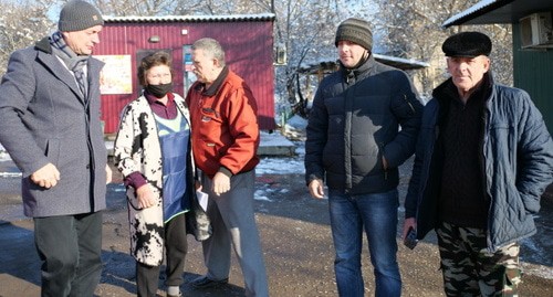 Жители поселка Углеродский на сходе. Фото Сергея Снежина для "Кавказского узла".