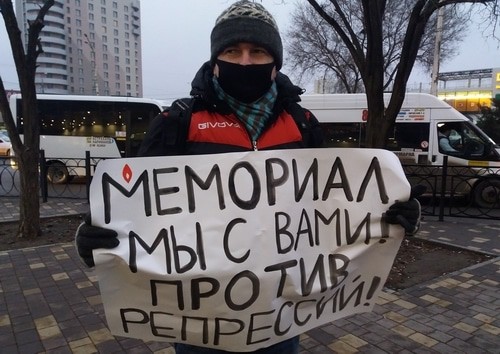 Михаил Долиев проводит одиночный пикет в поддержку "Мемориалов"*. Астрахань, 29.12.21. Фото предоставлено "Кавказскому узлу" автором снимка Мариной Миталевой.