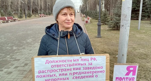 Тамара Гродникова во время пикета. Волгоград, 3 марта 2022 года. Фото Ольги Черкасовой для "Кавказского узла"