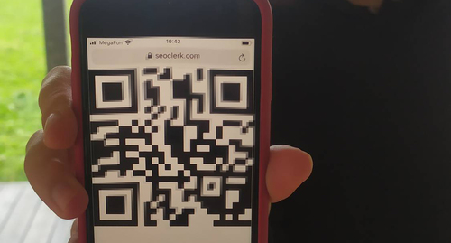 QR-код на экране телефона. Фото Нины Тумановой для "Кавказского узла"