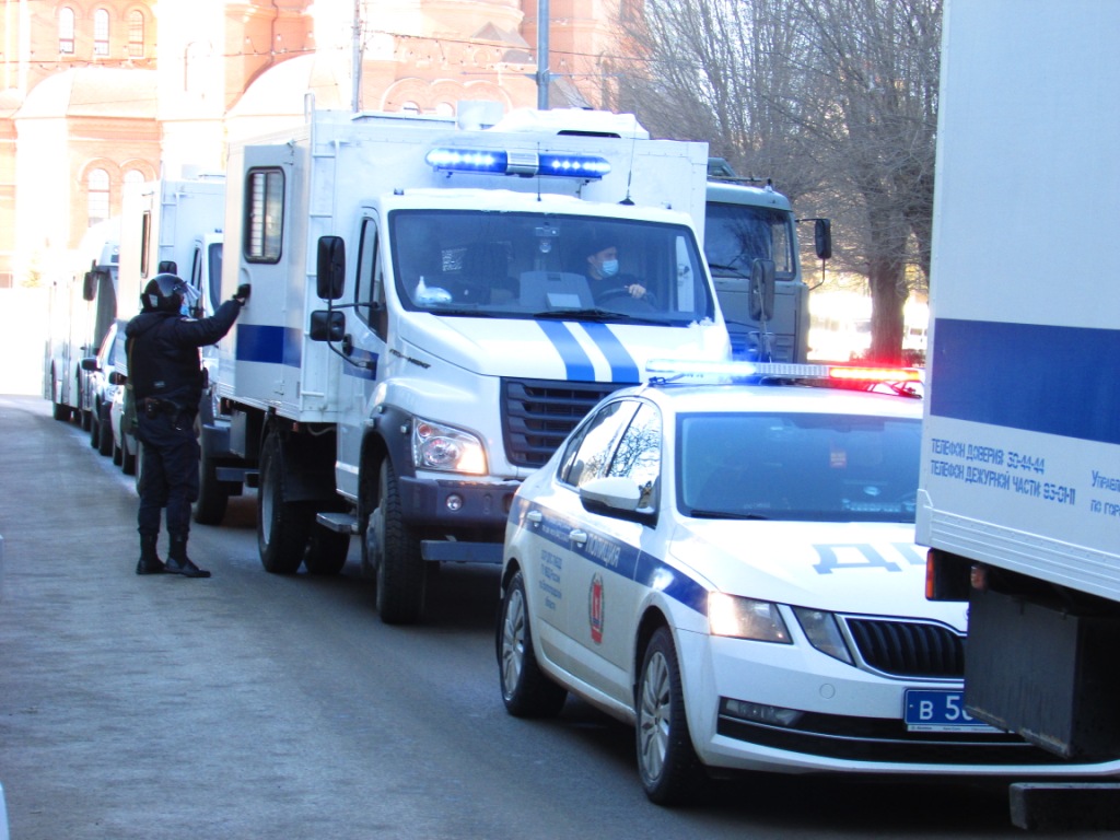 Полицейские машины в центре Волгограда. 6 марта 2022 года. Фото Вячеслава Ященко для "Кавказского узла"