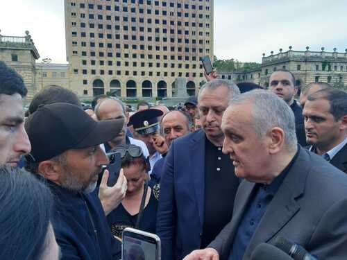 Разговор Джансуха Адлейбы с Александром Анквабом на митинге в Сухуме. Фото с сайта "Нужной газеты". https://abh-n.ru/dzhansux-adlejba-aleksandr-zolotinskovich-ya-vam-ne-doveryayu-kak-premer-ministru/