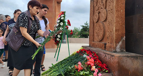 Возложение цветов в Мемориальном комплексе в Степанакерте. 30 июня 2022 г. Фото Алвард Григорян для "Кавказского узла"