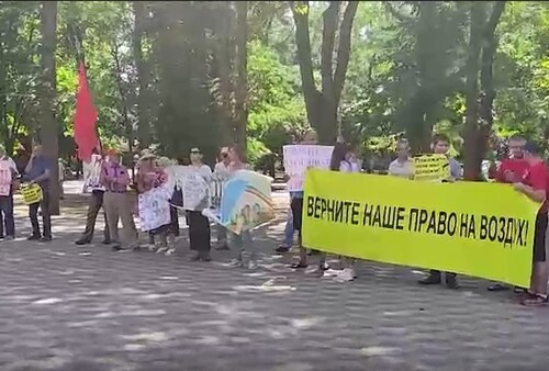 Пикет в Ростове-на-Дону против бездействия надзорных органов по ситуации с загрязнением воздуха, 14 августа 2022 года https://t.me/don_mash/2602