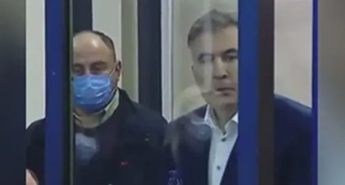 Михаил Саакашвили в зале суда. Кадр видео РЕН ТВ https://ren.tv/news/v-mire/909370-saakashvili-iz-zala-suda-prizval-storonnikov-prodolzhat-protesty