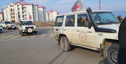 Автомобили Красного Креста в Степанакерте. Фото Алвард Григорян для "Кавказского узла"