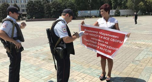 Лариса Бачиева во время одиночного пикета. Махачкала, 19 июля 2019 года. Фото Патимат Махмудовой для "Кавказского узла"