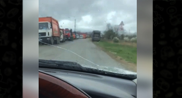 В результате блокировки дороги протестующими в Полтавской скопилась пробка из мусоровозов. Cкриншот видео https://t.me/stplt/948