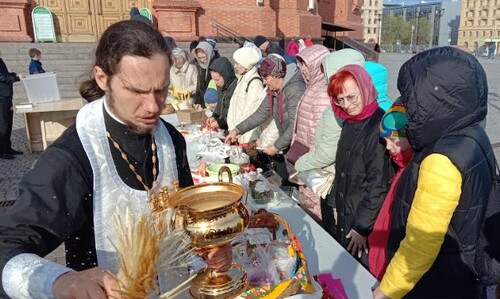 Освящение пасхальных куличей и яиц у кафедрального собора в Волгограде. Фото Вячеслава Ященко для "Кавказского узла".