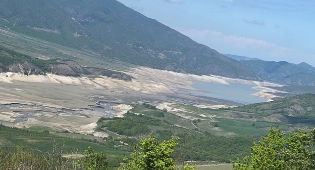 Сарсангское водохранилище после спуска воды, фото: 1lurer.am