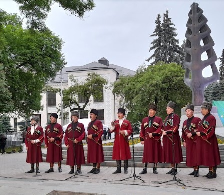 Участники памятной акции у мемориала «Древо жизни». Нальчик, 21 мая 2023 года. Фото корреспондента "Кавказского узла".