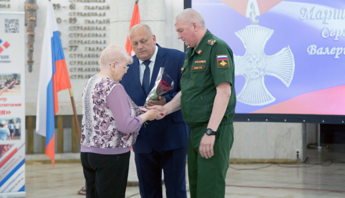 Вручение наград родным погибших. Скриншот фото с сайта музея "Сталинградская битва" от 08.06.23, https://stalingrad-battle.ru/about/m-news/2023/10991/